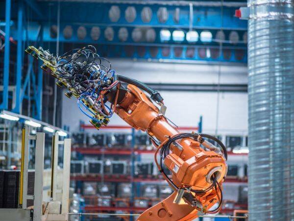 Roboty przemysłowe: jak automatyzacja zmienia pracę?